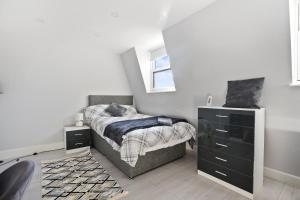 una piccola camera con letto e specchio di Private Spacious En-suite room a Londra