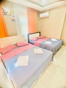 duas camas num quarto com toalhas em White Suites Hotel İstanbul em Istambul