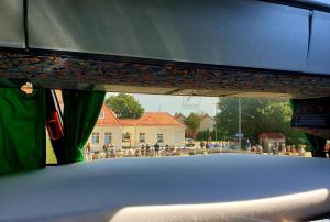 een blik vanuit de achterruit van een auto met een groep mensen bij Kapsuły Sypialne AutokarSingliPL, Par, ciekawe miejsce in Władysławowo