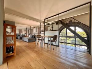 un grand salon avec une table et des chaises dans l'établissement B&B Tolkantoor, à Zelzate