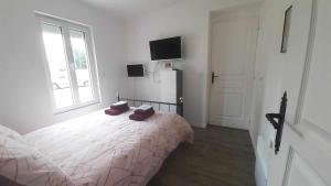 1 dormitorio con 1 cama con 2 almohadas en Chez Laura, en Moigny