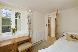 - une chambre avec un lit et une fenêtre dans l'établissement 1 Lower Spire, à Dulverton