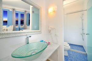 Kamar mandi di Absolute Bliss