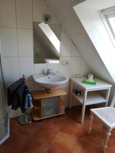 y baño con lavabo y espejo. en Ferienwohnung an der Windmühle, en Weimar
