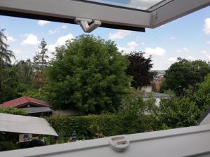 una vista desde la ventana trasera de una casa en Ferienwohnung an der Windmühle, en Weimar