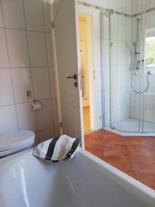 y baño con bañera, ducha y aseo. en Ferienwohnung an der Windmühle, en Weimar