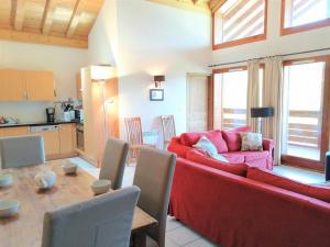 een woonkamer met een rode bank en een tafel bij Appartement Morillon 1100, 4 pièces, 6 personnes - FR-1-412-13 in Morillon