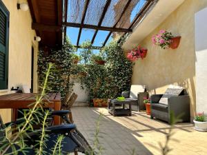 an outdoor patio with a conservatory with plants at Residenza Cerci in Valmontone