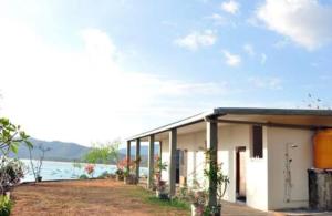 ein Gebäude mit Blick auf das Wasser in der Unterkunft Maluk Vacation Villa in Maluk