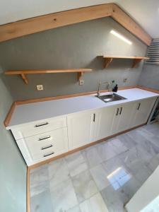 Η κουζίνα ή μικρή κουζίνα στο AB Residences-Cihangir Luxury Diamond Apartment +22 φωτογραφίες