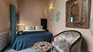 Postel nebo postele na pokoji v ubytování Riad Dar Alma Fes