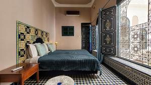Postel nebo postele na pokoji v ubytování Riad Dar Alma Fes