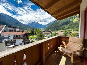 a balcony with a chair and a view of mountains at Harakiri lodgings und ApresSki in Mayrhofen