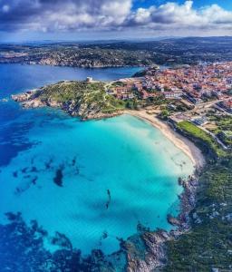 サンタ・テレーザ・ガッルーラにあるCentral Roomsのビーチと海の空中写真