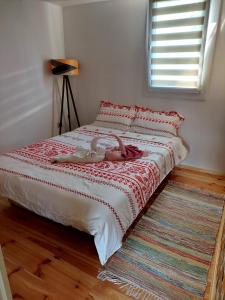 a bedroom with two dolls laying on a bed at Căsuța din poveste in Sohodol