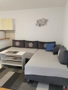 uma sala de estar com uma cama e uma mesa de centro em Apartmani Rudelj em Makarska