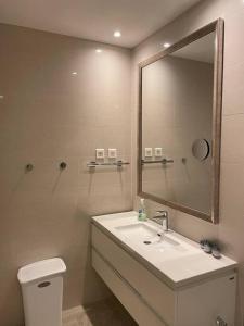 La salle de bains est pourvue d'un lavabo, d'un miroir et de toilettes. dans l'établissement Lustica Bay Marina Studio****, à Radovići