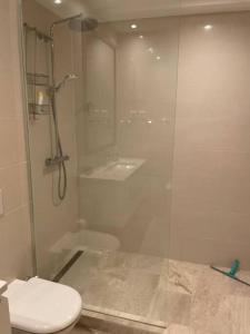 La salle de bains est pourvue d'une douche en verre et de toilettes. dans l'établissement Lustica Bay Marina Studio****, à Radovići