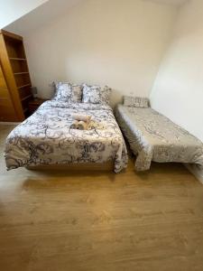 Un pat sau paturi într-o cameră la Precioso duplex en Oviedo WIFI