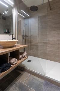 a bathroom with a glass shower and a sink at Le splend'id à 10min de Disneyland in Chessy