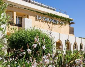 Hôtel La Caravelle في كالفي: مبنى عليه لافته