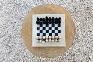 un jeu d'échecs sur une table dans l'établissement Trulli di Titti - Country House, à Castellana Grotte