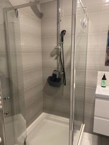 prysznic ze szklanymi drzwiami w łazience w obiekcie Apartament NANO z klimatyzacją w mieście Giżycko +13 zdjęć