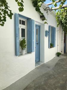 Gallery image of Lalares Mansion: Stone build house full of light in Skiros