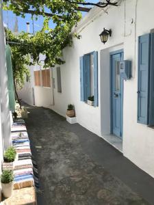 Gallery image of Lalares Mansion: Stone build house full of light in Skiros +18 photos