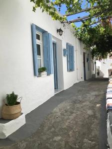 Gallery image of Lalares Mansion: Stone build house full of light in Skiros