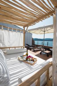 stół z tacą z jedzeniem na pokładzie w obiekcie Hotel Gran Proa Playa Raxó w mieście Raxo