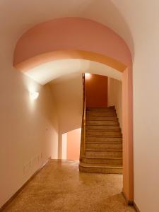 einen Flur mit einer Treppe in einem Haus in der Unterkunft Casa Nina Bologna Centro in Bologna
