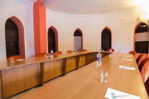 Heritage Khirasara Palace في راجكوت: غرفة مؤتمرات بها طاولة طويلة وكراسي +86 صورة