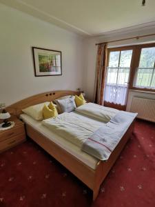 ein Schlafzimmer mit einem großen Bett in einem Zimmer in der Unterkunft Appartement Gredler Martina in Mayrhofen
