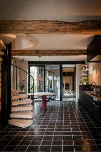 sala de estar con escalera y mesa en Holiday house for design lovers! en Chimay
