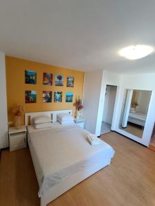 una camera da letto con un grande letto bianco in una stanza di Old Town View Studio a Bucarest