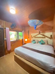 Ένα ή περισσότερα κρεβάτια σε δωμάτιο στο Lung Soi Nguen Homstay Pang Oung