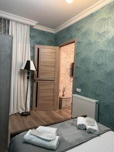 1 dormitorio con 1 cama con 2 toallas en Hotel bereka, en Mtskheta