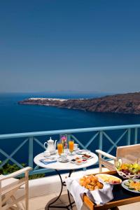 un tavolo con cibo e bevande su un balcone di Absolute Bliss a Imerovigli