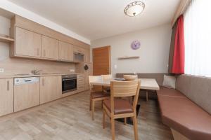 cocina con mesa y sillas en una habitación en Appartement Oskar, en Sölden