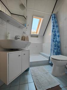 ein Bad mit einem Waschbecken, einem WC und einer Dusche in der Unterkunft Viola House in Hévíz
