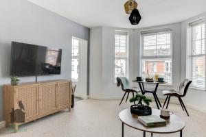 Khu vực ghế ngồi tại Bright 1 bed central Worthing with sofa bed sleeps up to 4 close to beach by Eagle Owl Property