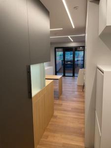 an office with a hallway with a kitchen and a table at Wohnung in Vilshofen in Vilshofen an der Donau