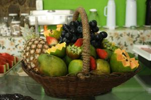 a basket of fruit sitting on a table at Hotel Costa Verde in Porto Seguro