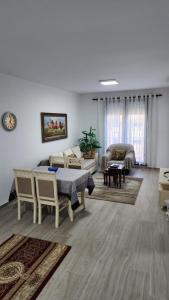 sala de estar con mesa y sofá en Dajti Mountain View, en Tirana