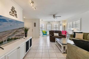 uma sala de estar com um sofá e uma mesa em 3-level townhome w/ private pool & close to beach! em South Padre Island