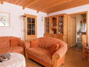 a living room with two couches and a table at Ferienwohnung RiPa Erzgebirge in Schwarzenberg in Schwarzenberg