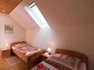 two twin beds in a room with a window at Ferienwohnung RiPa Erzgebirge in Schwarzenberg in Schwarzenberg