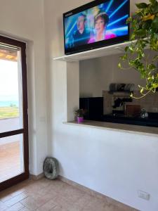 a flat screen tv sitting on top of a wall at Casa laggiù in Gradoli