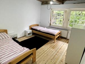 a room with two beds and a window at Fachwerkhaus in Alfhausen in Alfhausen